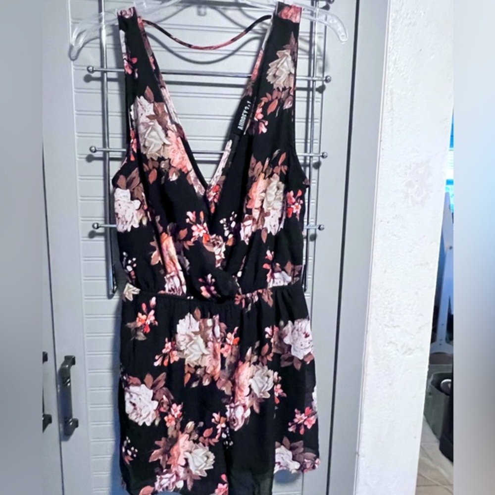 AUDREY 3+1 FLORAL ROMPER SZ.M DEEP VCUT BACK AND FRONT LIGHTWEIGHT ROMPER NWOT